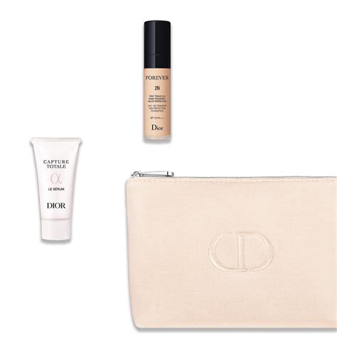 Omaggio : Pouch Dior x Servizio Face Beauty .